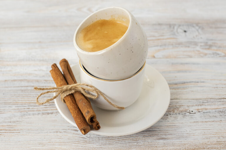 close-up-cinnamon-sticks-with-coffee-cups